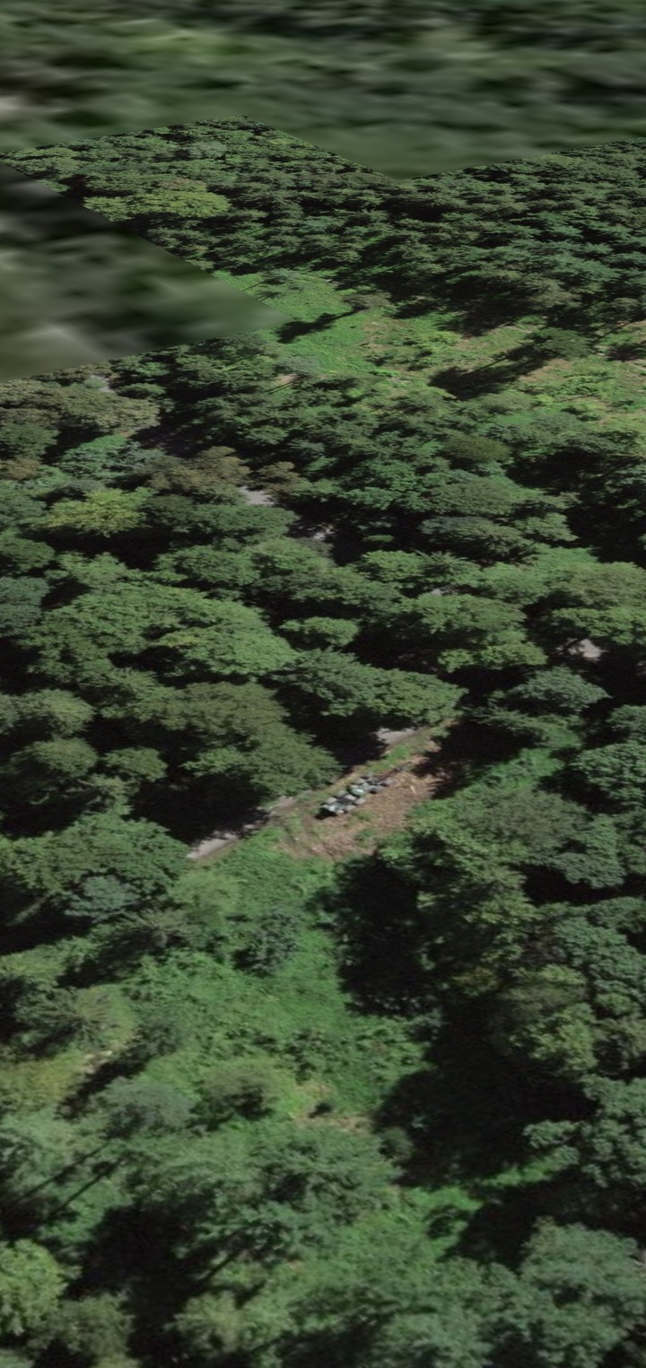 3D-Flyover in VeloSwiss: Kameraflug knapp über einer Bergstrasse mit echten Satellitenbildern und Geländerelief